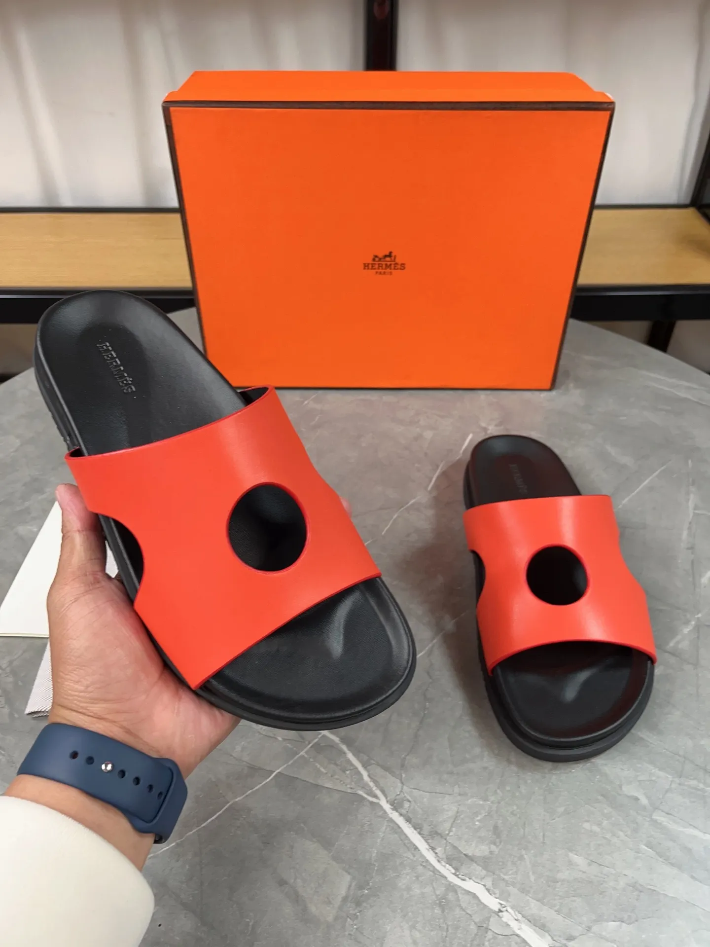 p400🐮🐮H family classic (couple style) Hermes Hermes spring and summer sandals series! Classic style, always popular slippers - sandals, great with any combination! ! ! Upper: imported PU inner lining: imported mixed sheepskin Outsole: Tpu non-slip and wear-resistant outsole Female size: 35-40 (customized at 41) Male size: 39-45 (customized at 39.45)